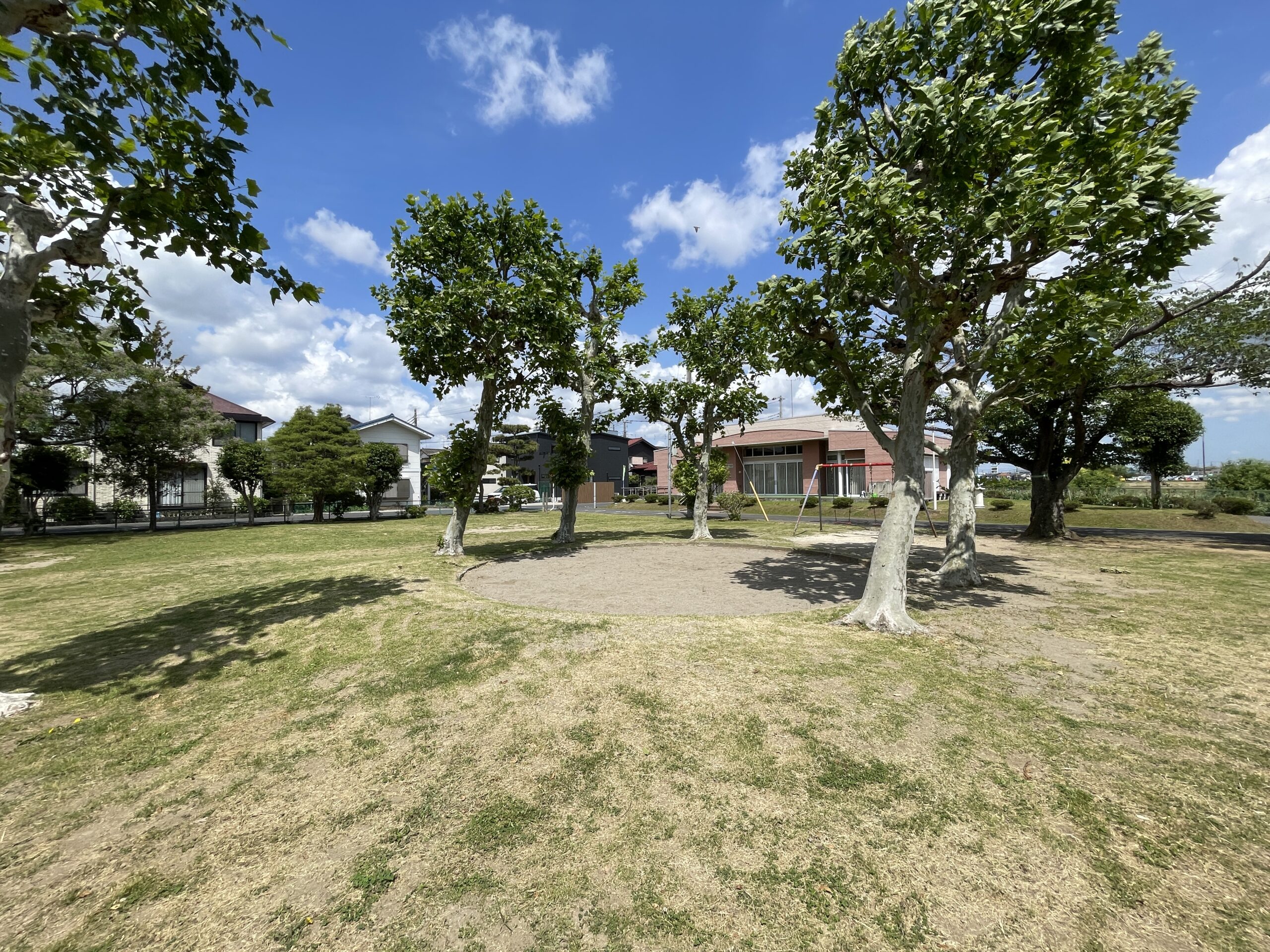 ネオポリス第3公園（吉川市）｜芝生広場と昭和の遊具が残る、静かな住宅街の公園